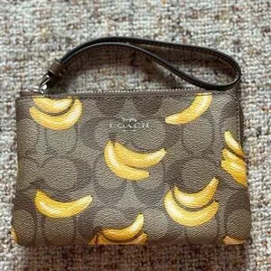💛🍌Coach medium corner zip wallet in signature canvas with banana print🍌💛